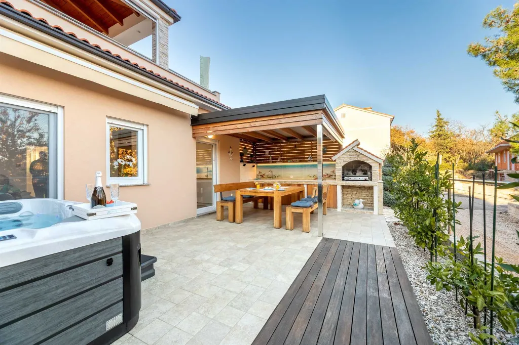 Apartment in Čižići (Krk) with Private Heated Jacuzzi