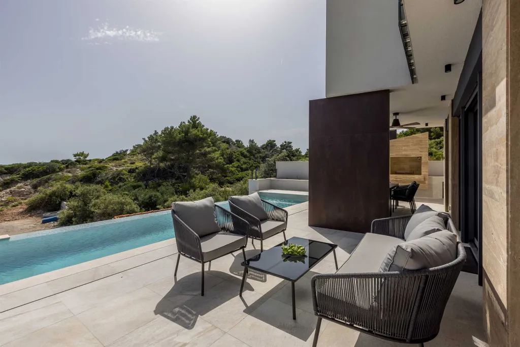 3-Bedroom Villa with Heated Pool in Pijavičino