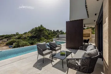 3-Bedroom Villa with Heated Pool in Pijavičino