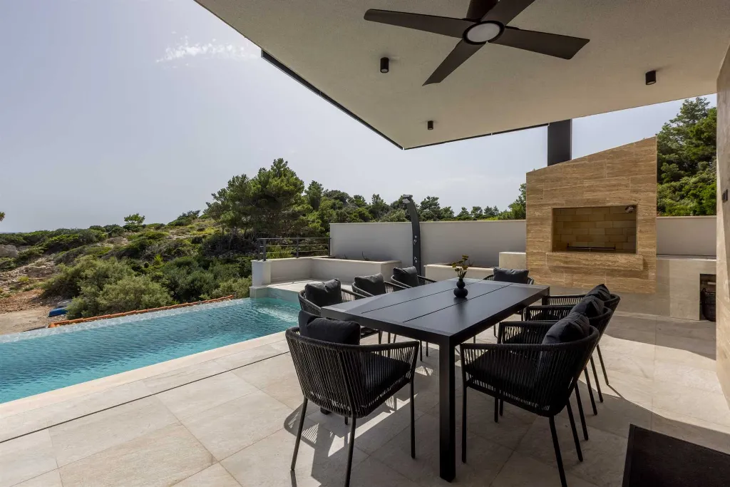 3-Bedroom Villa with Heated Pool in Pijavičino