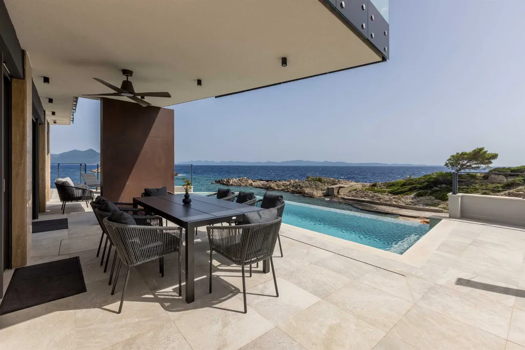 3-Bedroom Villa with Heated Pool in Pijavičino
