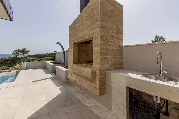 3-Bedroom Villa with Heated Pool in Pijavičino