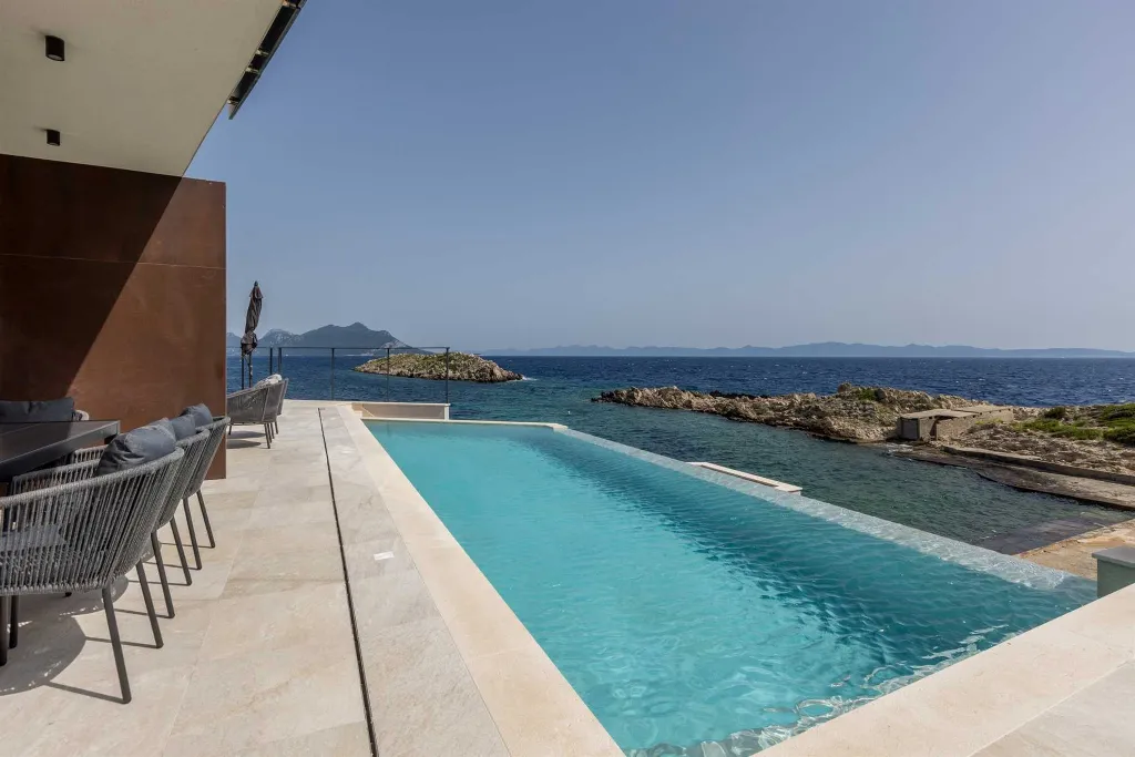 3-Bedroom Villa with Heated Pool in Pijavičino