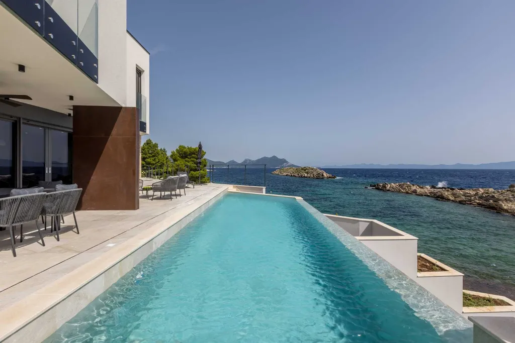 3-Bedroom Villa with Heated Pool in Pijavičino