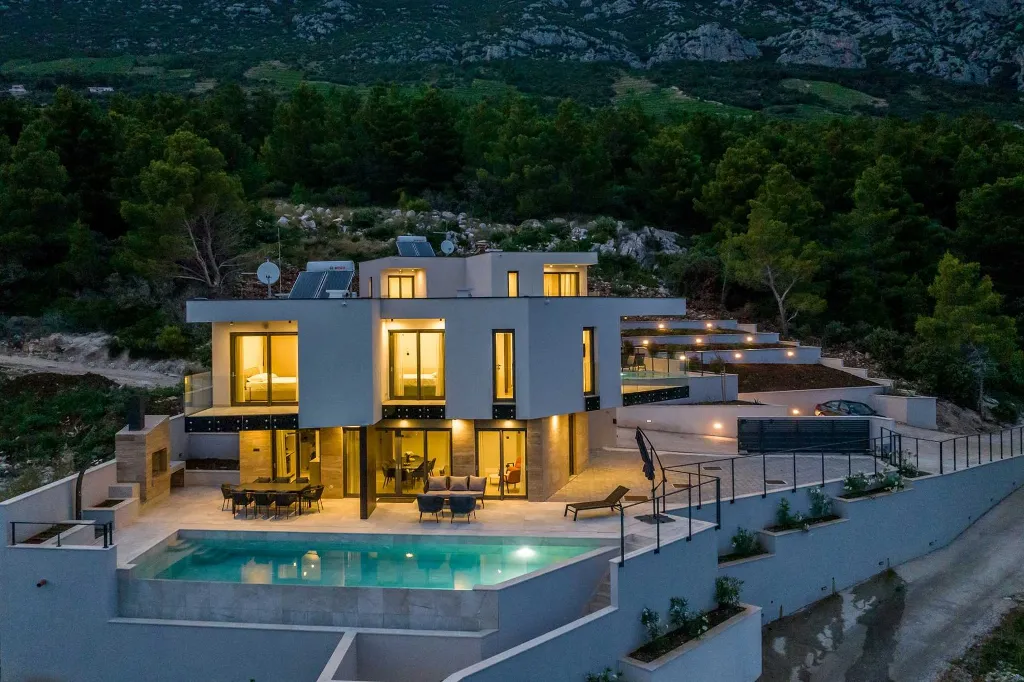 3-Bedroom Villa with Heated Pool in Pijavičino