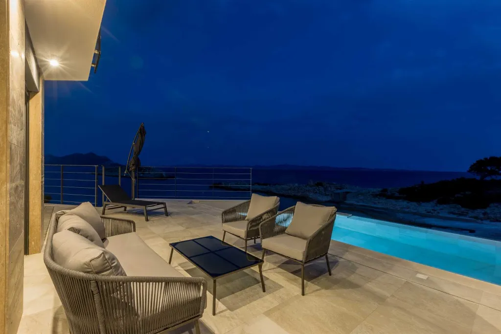 3-Bedroom Villa with Heated Pool in Pijavičino