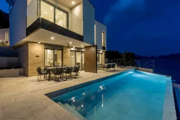 3-Bedroom Villa with Heated Pool in Pijavičino