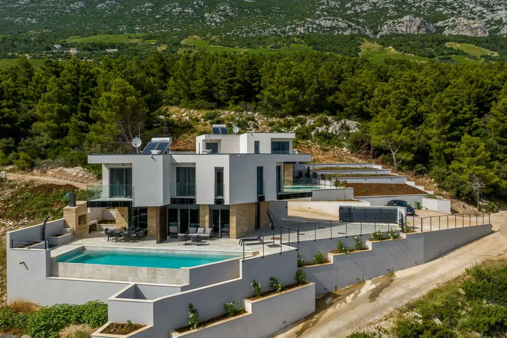 3-Bedroom Villa with Heated Pool in Pijavičino