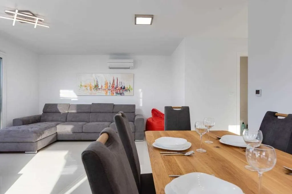 Vantačići (Krk) Apartment for 6 Near the Beach