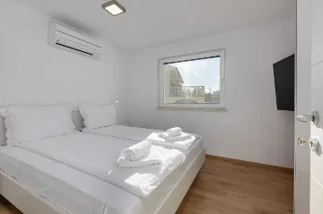 Vantačići (Krk) Apartment for 6 Near the Beach