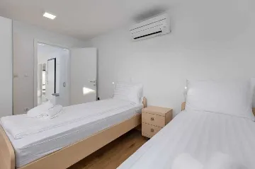 Vantačići (Krk) Apartment for 6 Near the Beach