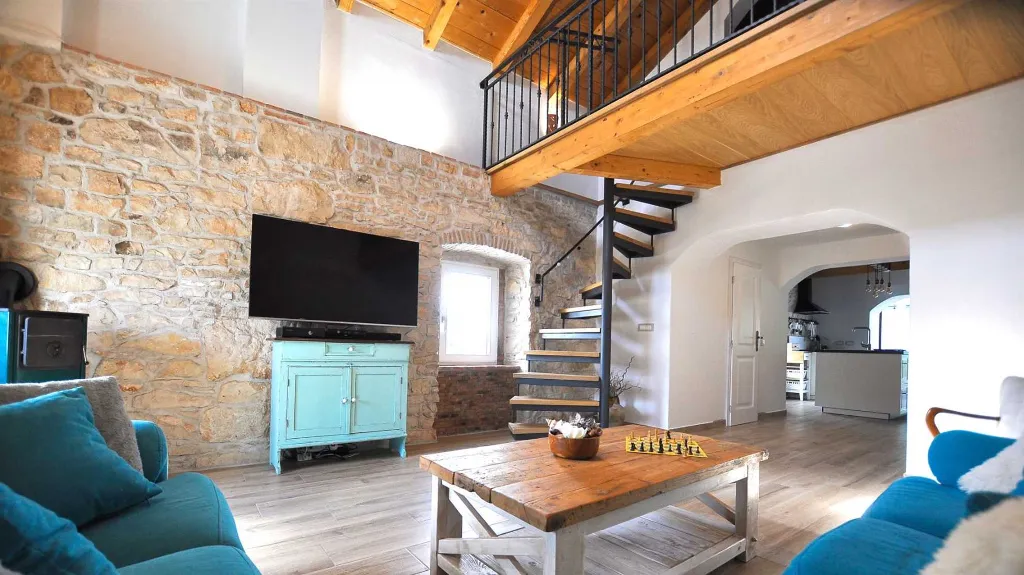 Villa with Heated Pool in Nedešćina for up to 8