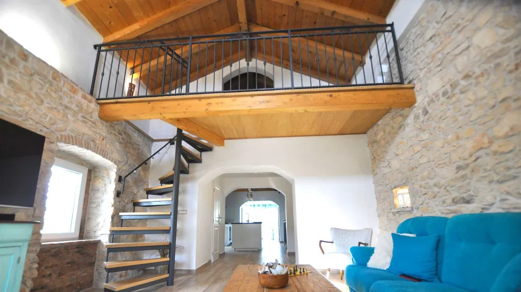 Villa with Heated Pool in Nedešćina for up to 8