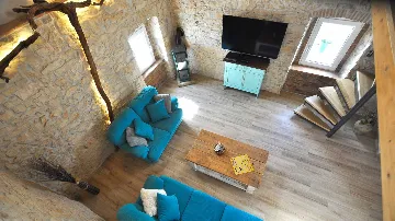 Villa with Heated Pool in Nedešćina for up to 8