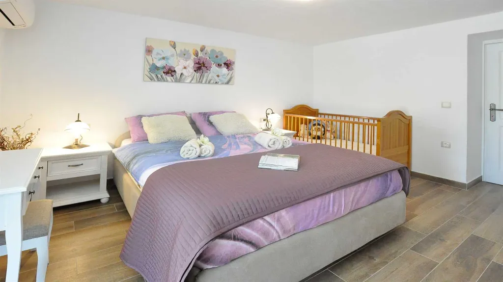 Villa with Heated Pool in Nedešćina for up to 8