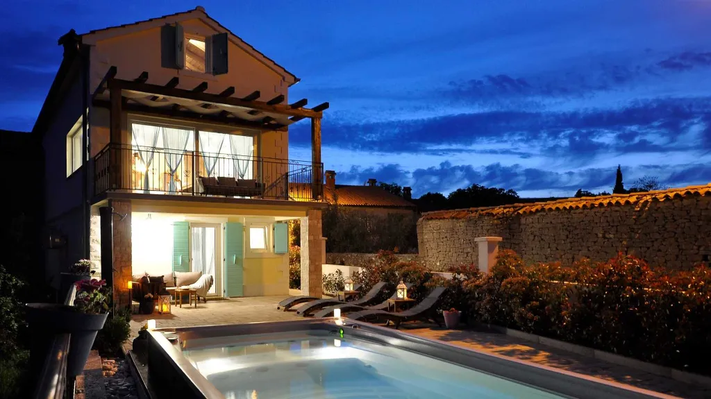Villa with Heated Pool in Nedešćina for up to 8