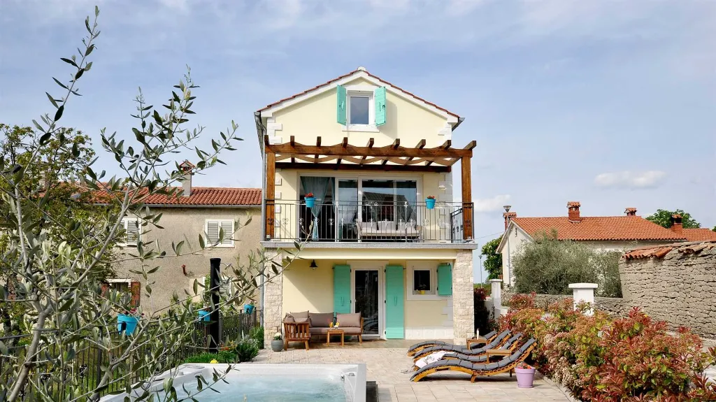 Villa with Heated Pool in Nedešćina for up to 8