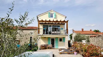 Villa with Heated Pool in Nedešćina for up to 8