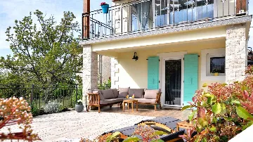 Villa with Heated Pool in Nedešćina for up to 8