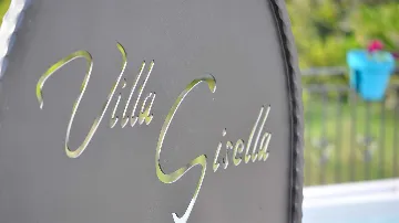 Villa with Heated Pool in Nedešćina for up to 8