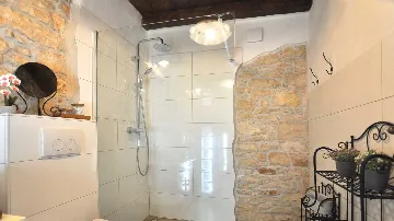 Villa with Heated Pool in Nedešćina for up to 8