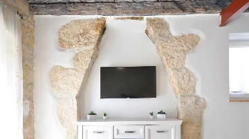 Villa with Heated Pool in Nedešćina for up to 8