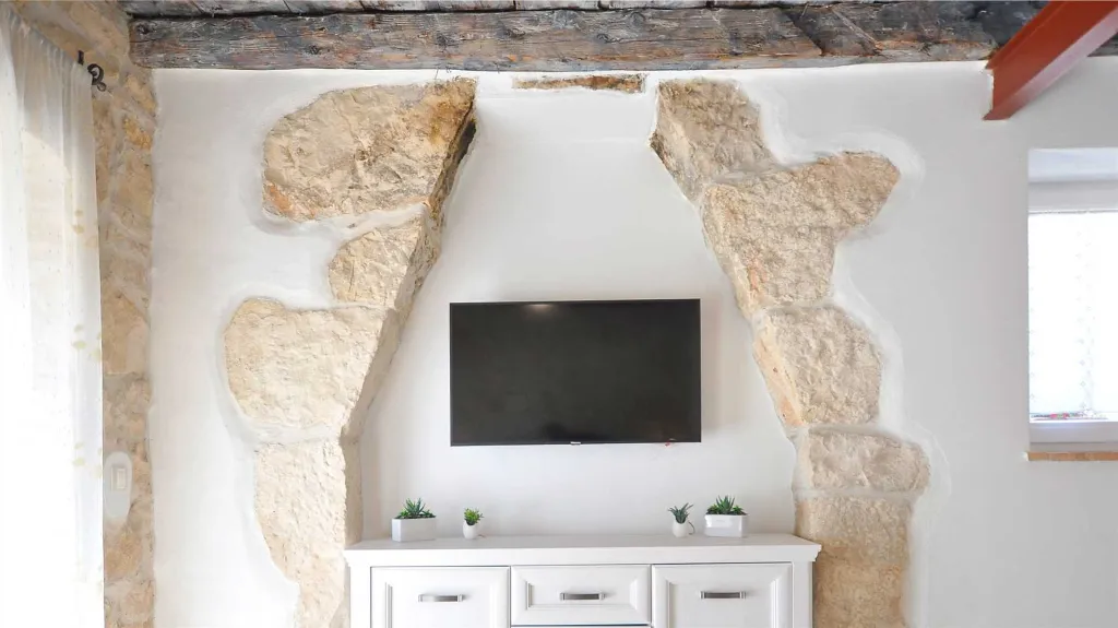 Villa with Heated Pool in Nedešćina for up to 8