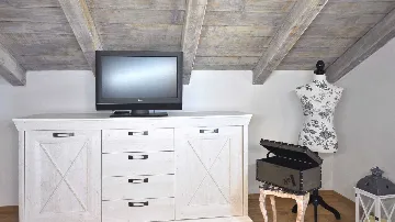 Villa with Heated Pool in Nedešćina for up to 8