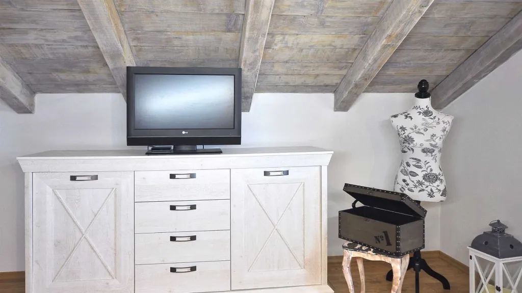Villa with Heated Pool in Nedešćina for up to 8