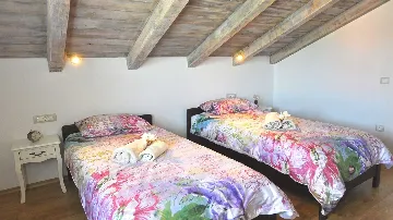 Villa with Heated Pool in Nedešćina for up to 8