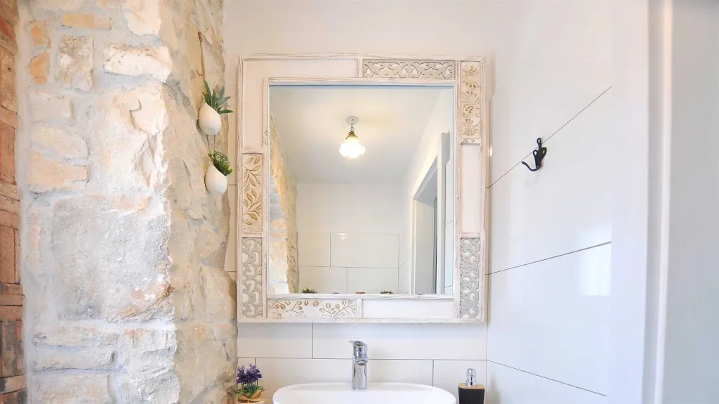Villa with Heated Pool in Nedešćina for up to 8