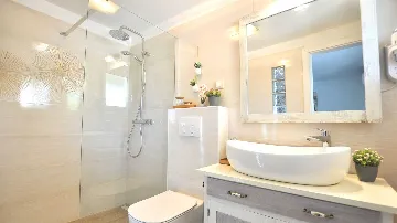 Villa with Heated Pool in Nedešćina for up to 8