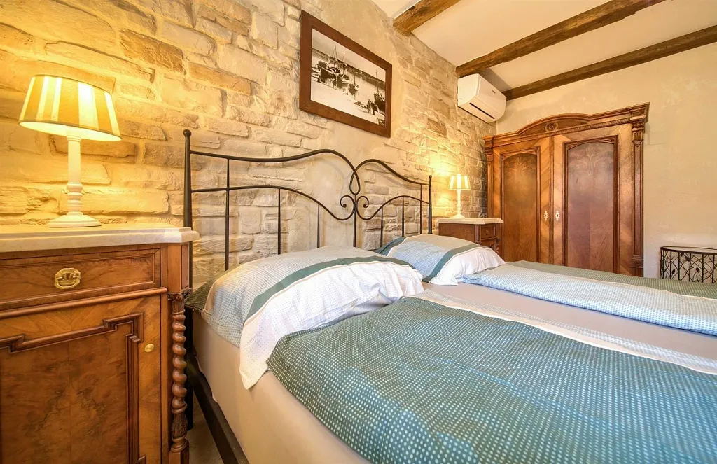 Šilo (Krk) Villa for 8 Guests with Heated Pool