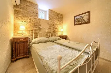 Šilo (Krk) Villa for 8 Guests with Heated Pool