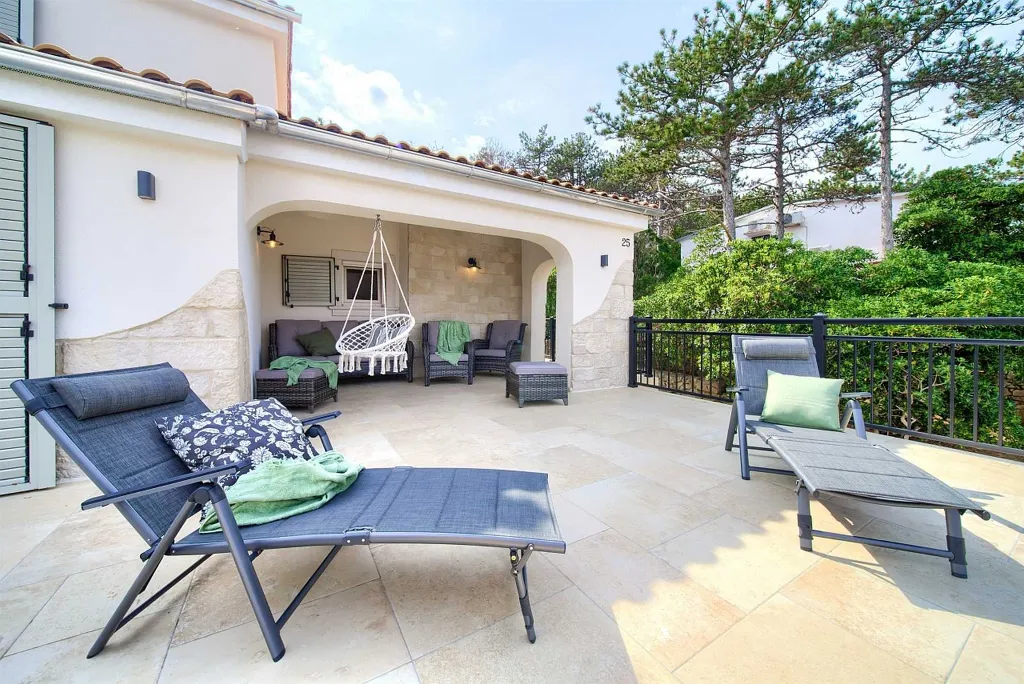 Šilo (Krk) Villa for 8 Guests with Heated Pool
