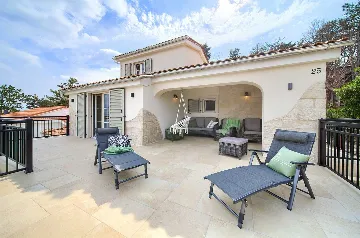 Šilo (Krk) Villa for 8 Guests with Heated Pool