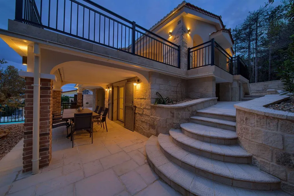 Šilo (Krk) Villa for 8 Guests with Heated Pool