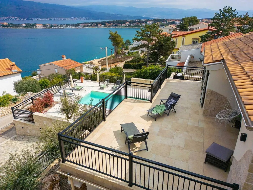 Šilo (Krk) Villa for 8 Guests with Heated Pool