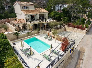 Šilo (Krk) Villa for 8 Guests with Heated Pool