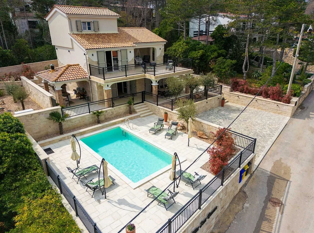 Šilo (Krk) Villa for 8 Guests with Heated Pool