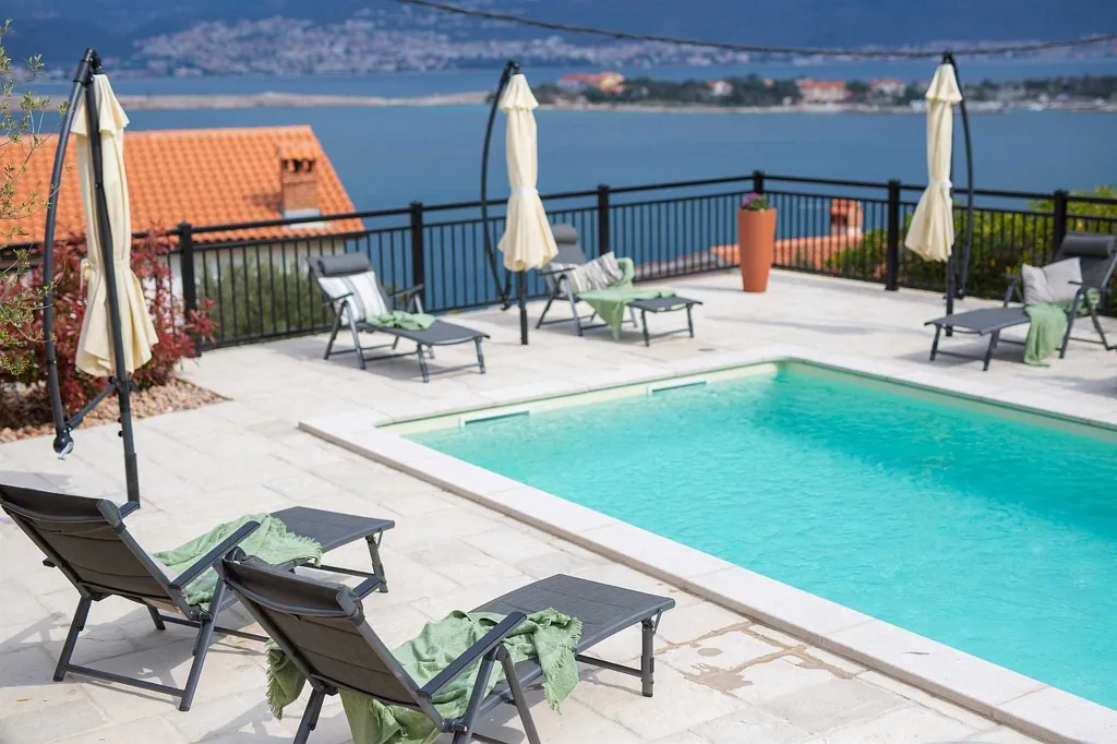 Šilo (Krk) Villa for 8 Guests with Heated Pool