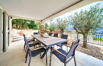 Šilo (Krk) Villa for 8 Guests with Heated Pool