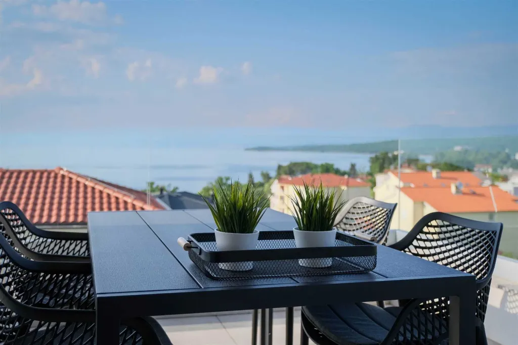 Sea-View Apartment with Balcony in Malinska (Krk)