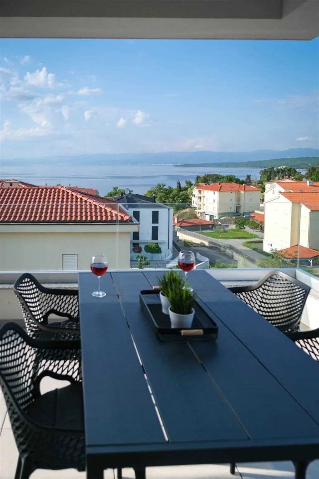 Sea-View Apartment with Balcony in Malinska (Krk)
