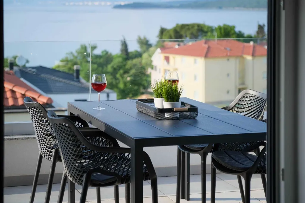 Sea-View Apartment with Balcony in Malinska (Krk)