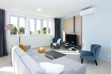 3-Bedroom Sea-View Apartment in Umag