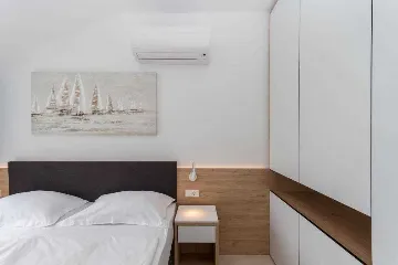 Sea View 1-Bedroom Apartment in Umag for 4