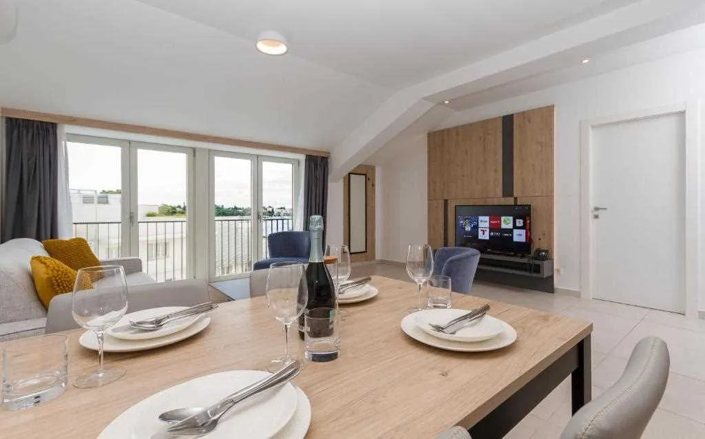 Sea View 1-Bedroom Apartment in Umag for 4