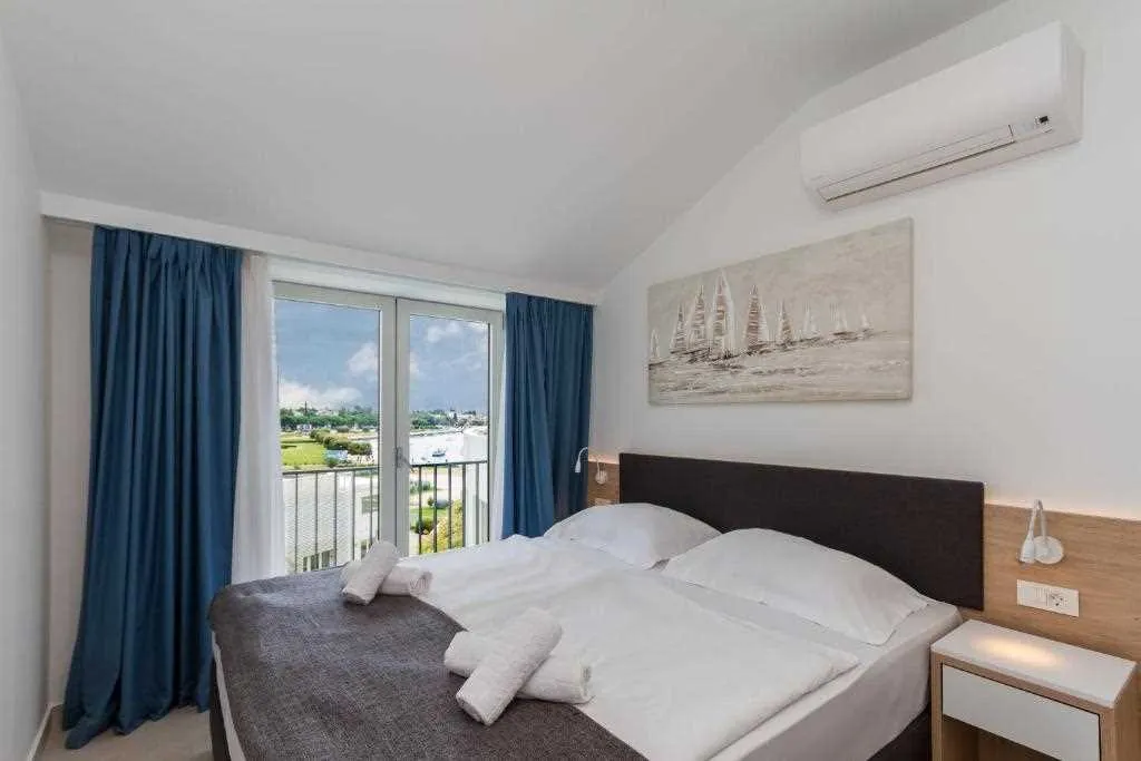 Sea View 1-Bedroom Apartment in Umag for 4
