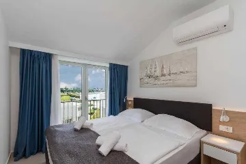 Sea View 1-Bedroom Apartment in Umag for 4
